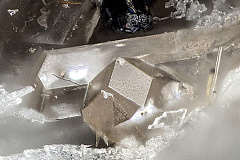 Минерал болотинаит утвержден Комиссией по новым минералам в честь сотрудника Института кристаллографии имени A.B. Шубникова РАН